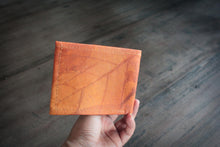 Laden des Bilds im Galerie-Viewer, Portemonnaie aus recycelten Blättern in braun