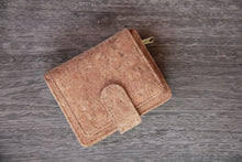 Laden des Bilds im Galerie-Viewer, Portemonnaie handmade aus Kork mit Zipper