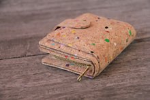 Charger l'image dans la galerie, Portemonnaie aus Kork mit Farbakzenten und Zipper