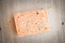 Cargar imagen en el visor de la galería, Cartera/billetera de corcho con detalles de color
