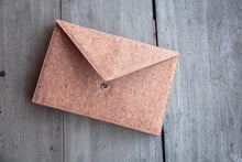 Laden des Bilds im Galerie-Viewer, Gefütterte 15–16 Zoll Laptoptasche aus Kork | Nachhaltige vegane Laptop Hülle mit Magnetverschluss, wasserabweisend für MacBook Air & Pro, Natur