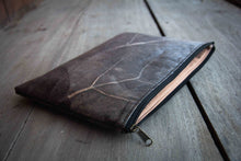 Afbeelding in Gallery-weergave laden, Gefütterte nachhaltige Laptop Hülle 13–14 Zoll aus Blattleder – Handgenähte vegane Laptoptasche, wasserabweisendes Laptop Case, Unikat für MacBook Air & Pro in grau -metallic/ dunkelbraun