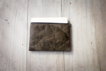 Cargar imagen en el visor de la galería, Laptop-Hülle passend für MacBook Pro 15–16 Zoll. Laptop sleeve fitting MacBook Pro 15–16 inch