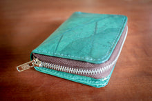 Laden des Bilds im Galerie-Viewer, Nachhaltiges Portemonnaie aus recycelten Blättern in türkis mit Zipper – vegan & umweltfreundlich