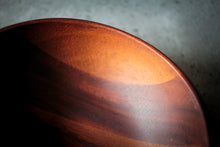 Laden des Bilds im Galerie-Viewer, Nahaufnahme des Schalenrands mit feiner Verarbeitung