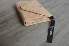 Cargar imagen en el visor de la galería, Bolso/billetera de corcho con detalles de color