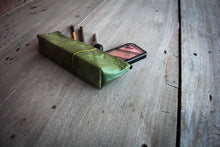 Cargar imagen en el visor de la galería, Estuche/estuche elaborado con hojas recicladas en color verde