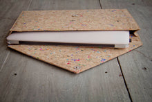 Ladda upp bild till gallerivisning, Gefütterte 13–14" Laptoptasche aus Kork | Nachhaltige vegane Laptop Hülle mit Magnetverschluss, wasserabweisend für MacBook Air & Pro, farbigen Akzenten