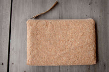 Indlæs billede til gallerivisning Gefütterte 13–14" Kork Laptoptasche – Nachhaltige vegane Hülle, wasserabweisende handgefertigte Tasche mit Zipper für MacBook Air / Pro & Notebooks - Natur