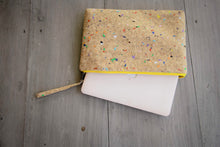 Laden des Bilds im Galerie-Viewer, 13–14" nachhaltige vegane Laptoptasche aus Kork, MacBook Hülle, Farbakzenten-gelber Zipper