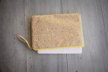 Laden des Bilds im Galerie-Viewer, 13–14" nachhaltige vegane Laptoptasche aus Kork, MacBook Hülle - Natur gelber Zipper