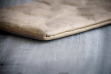 Cargar imagen en el visor de la galería, Leichte, waschbare LaptopHülle aus Kraftpapier mit gelbem Zipper