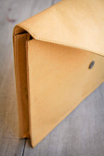 Charger l'image dans la galerie, Leichte, handgenähte Laptop-Hülle aus natürlichen Materialien. Stilvolle MacBook-Hülle aus Kraftpapier, ideal für unterwegs