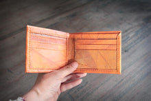 Laden des Bilds im Galerie-Viewer, Portemonnaie aus recycelten Blättern in braun