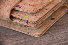 Charger l'image dans la galerie, Portemonnaie aus Kork mit Farbakzenten und Zipper