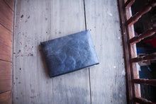 Laden des Bilds im Galerie-Viewer, Gefütterte nachhaltige Laptop Hülle 13–14 Zoll aus Blattleder – Handgenähte vegane Laptoptasche, wasserabweisendes Laptop Case, Unikat für MacBook Air & Pro in Marineblau