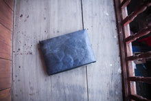 Laden des Bilds im Galerie-Viewer, Gefütterte nachhaltige Laptop Hülle 13–14 Zoll aus Blattleder – Handgenähte vegane Laptoptasche, wasserabweisendes Laptop Case, Unikat für MacBook Air & Pro in Marineblau