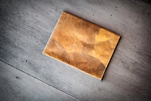 Indlæs billede til gallerivisning Laptophülle in Gelb auf grauem Hintergrund stilvoll platziert