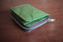 Laden des Bilds im Galerie-Viewer, Nachhaltiges Portemonnaie aus recycelten Blättern in grün mit Zipper – vegan & umweltfreundlich