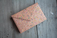 Afbeelding in Gallery-weergave laden, Gefütterte 15–16 Zoll Laptoptasche aus Kork | Nachhaltige vegane Laptop Hülle mit Magnetverschluss, wasserabweisend für MacBook Air & Pro, Farbakzenten