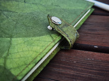 Laden des Bilds im Galerie-Viewer, Notizbuch A5 unliniert, Nachhaltiges Journal aus echten Blättern, Tagebuch Blanko, Eco Friendly Sketchbook in grün, Geschenk für Sie & Ihn