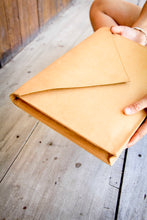 Laden des Bilds im Galerie-Viewer, Eco-friendly laptop sleeve made from kraft paper with yellow zipper and leather-like appearance
