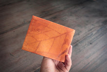 Laden des Bilds im Galerie-Viewer, Portemonnaie aus recycelten Blättern in braun