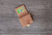 Laden des Bilds im Galerie-Viewer, Portemonnaie handmade aus Kork mit Zipper