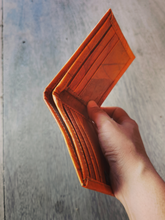 Charger l'image dans la galerie, Portemonnaie aus recycelten Blättern in braun