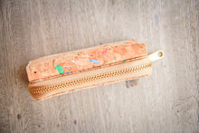 Cargar imagen en el visor de la galería, Cartera/billetera de corcho con detalles de color