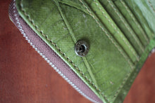 Laden des Bilds im Galerie-Viewer, Nachhaltiges Portemonnaie aus recycelten Blättern in grün mit Zipper – vegan & umweltfreundlich