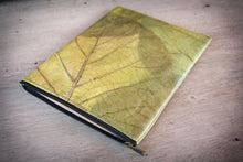 Laden des Bilds im Galerie-Viewer, Detailaufnahme: Handgefertigte vegane Hülle mit Baumwollfutter und Zipper