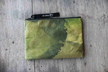 Laden des Bilds im Galerie-Viewer, Nachhaltige 15–16 Zoll Laptoptasche aus Teak-Blattleder | Gefütterte vegane Laptop Hülle / Laptop Sleeve, handgemacht & wasserabweisend – Unikat Schutzhülle für MacBook Pro/Air, Lenovo & HP in grün