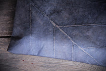 Laden des Bilds im Galerie-Viewer, Gefütterte nachhaltige Laptop Hülle 13–14 Zoll aus Blattleder – Handgenähte vegane Laptoptasche, wasserabweisendes Laptop Case, Unikat für MacBook Air & Pro in Marineblau