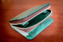 Laden des Bilds im Galerie-Viewer, Nachhaltiges Portemonnaie aus recycelten Blättern in türkis mit Zipper – vegan & umweltfreundlich