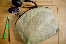 Carica l'immagine nel visualizzatore di Gallery, Kosmetiktasche aus Blattleder | Kulturbeutel Damen | nachhaltige Kulturtasche Herren | Vegane Schminktasche | ausgefallenes Hochzeitsgeschenk in grün