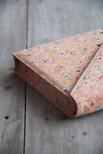 Afbeelding in Gallery-weergave laden, Gefütterte 15–16 Zoll Laptoptasche aus Kork | Nachhaltige vegane Laptop Hülle mit Magnetverschluss, wasserabweisend für MacBook Air & Pro, Farbakzenten