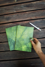 Laden des Bilds im Galerie-Viewer, Notizbuch A5 unliniert, Nachhaltiges Journal aus echten Blättern, Tagebuch Blanko, Eco Friendly Sketchbook in grün, Geschenk für Sie & Ihn