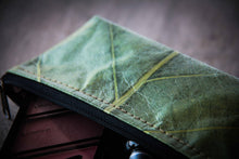 Cargar imagen en el visor de la galería, Estuche/estuche elaborado con hojas recicladas en color verde