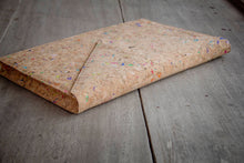 Laden des Bilds im Galerie-Viewer, Nachhaltige vegane Laptoptasche 13–14" aus Kork – MacBook Hülle, handgemacht mit Magnetverschluss, farbigen Akzenten