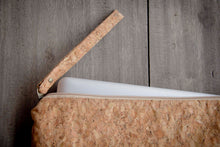 Indlæs billede til gallerivisning Gefütterte 13–14" Kork Laptoptasche – Nachhaltige vegane Hülle, wasserabweisende handgefertigte Tasche mit Zipper für MacBook Air / Pro & Notebooks - Natur