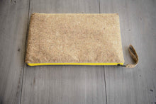 Cargar imagen en el visor de la galería, Funda para portátil de 15 - 16 pulgadas de corcho con cremallera amarilla
