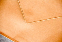 Laden des Bilds im Galerie-Viewer, Vegan laptop case with magnetic closure and unique texture. Tear-resistant vegan laptop sleeve with soft inner lining and padding