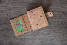 Charger l'image dans la galerie, Portemonnaie aus Kork mit Farbakzenten und Zipper