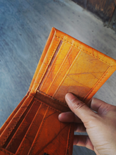 Laden des Bilds im Galerie-Viewer, Portemonnaie aus recycelten Blättern in braun