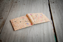 Ladda upp bild till gallerivisning, Kork Portemonnaie mit Farb-Akzenten, 1 x gefaltet