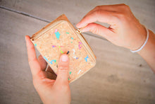 Cargar imagen en el visor de la galería, Cartera/billetera de corcho con detalles de color