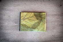 Laden des Bilds im Galerie-Viewer, Eco-friendly laptop sleeve crafted from waxed leaves
