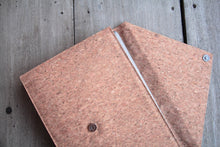Laden des Bilds im Galerie-Viewer, Gefütterte 15–16 Zoll Laptoptasche aus Kork | Nachhaltige vegane Laptop Hülle mit Magnetverschluss, wasserabweisend für MacBook Air & Pro, Natur
