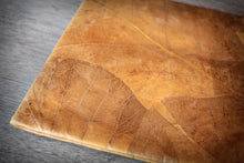 Laden des Bilds im Galerie-Viewer, Close‑up: texture and leaf pattern of the yellow laptop sleeve made from eco‑friendly material